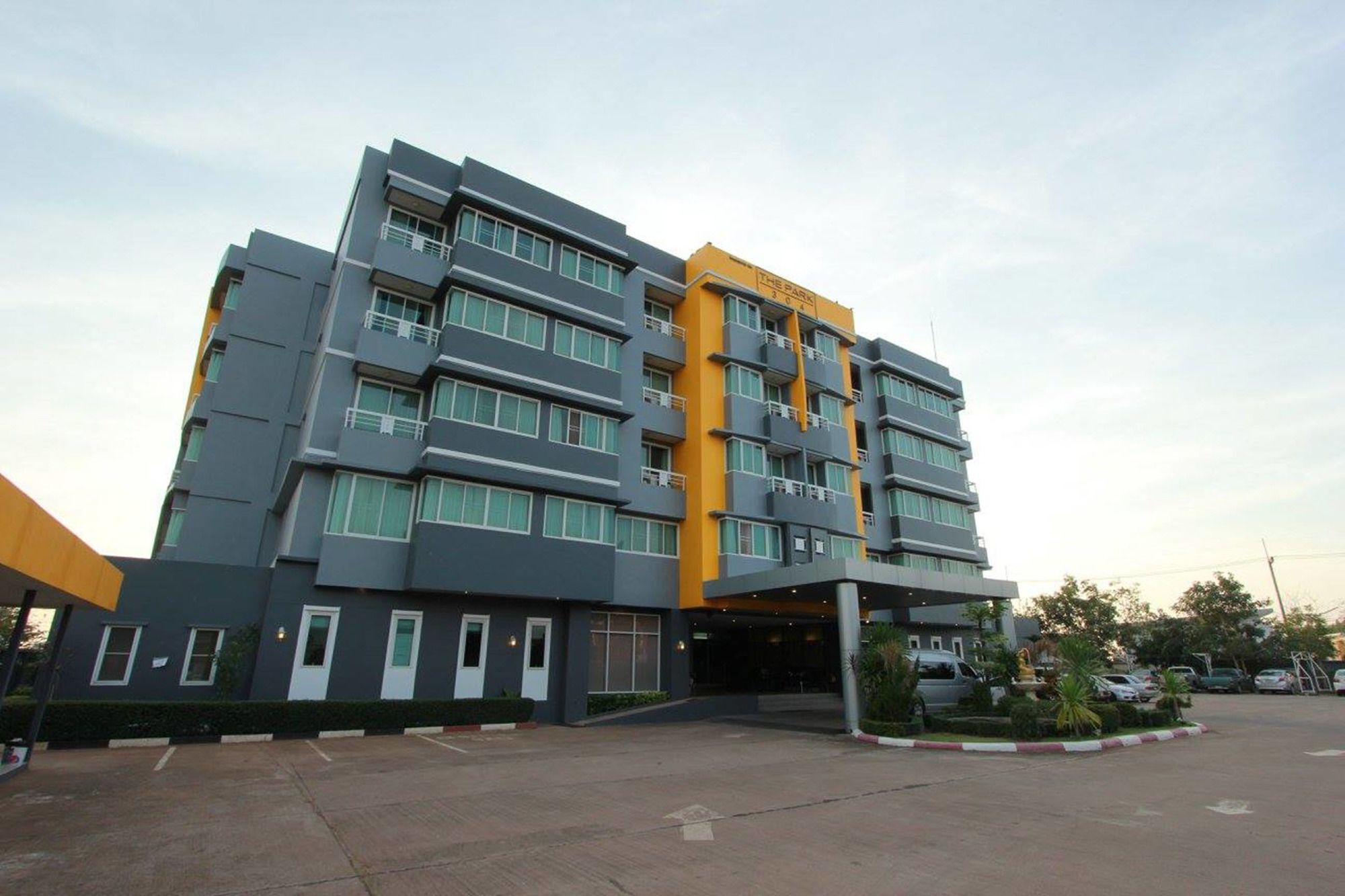 The Park 304 Executive Serviced Apartment Si Maha Phot Eksteriør bilde